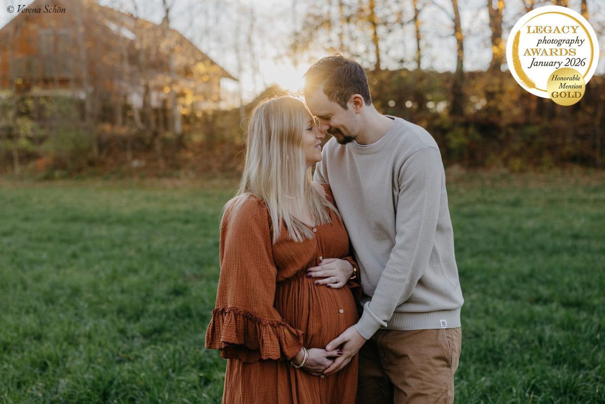 Babybauch Shooting im Sonnenuntergang