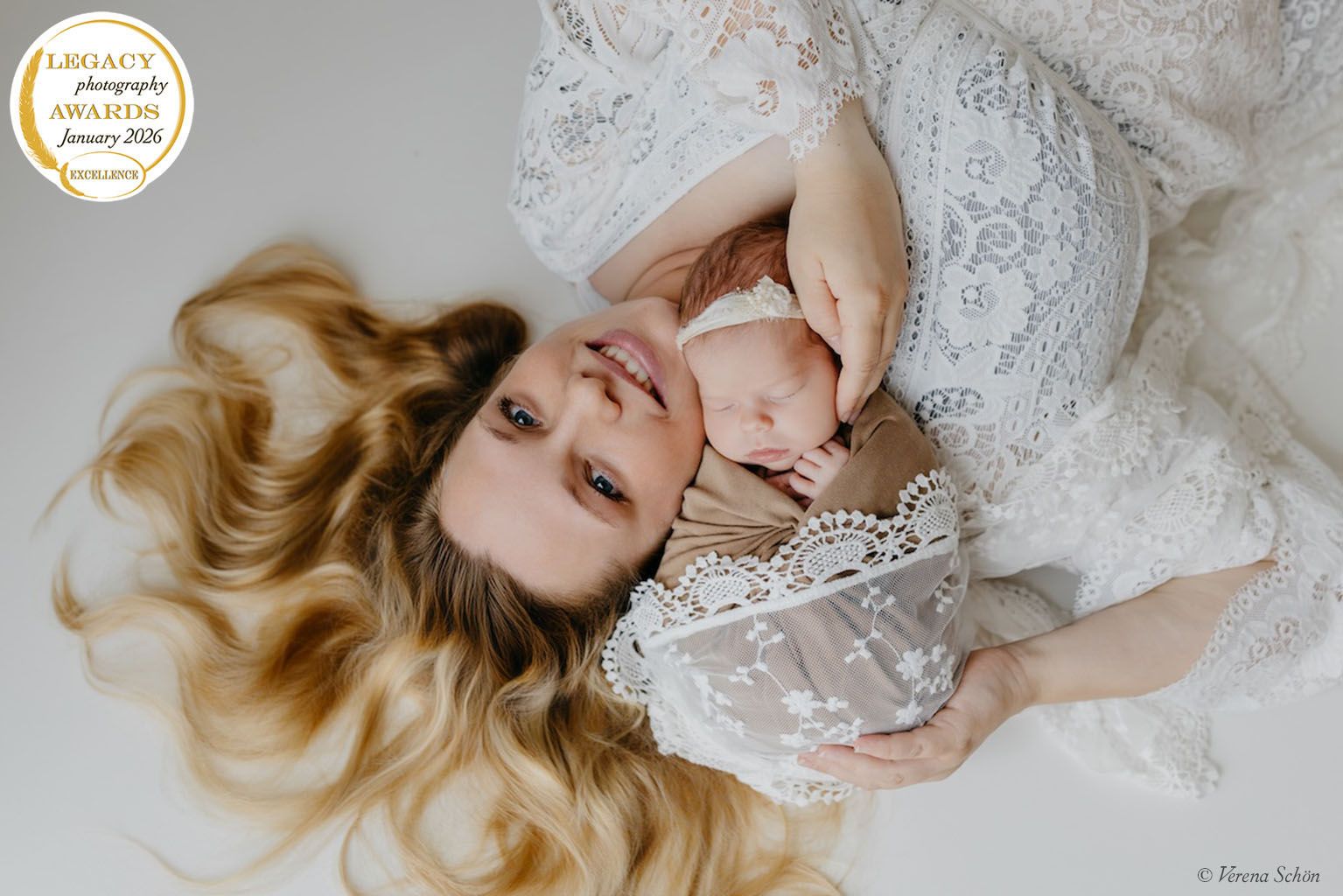 Newborn, Baby mit Mama, Award Gewinnerin,